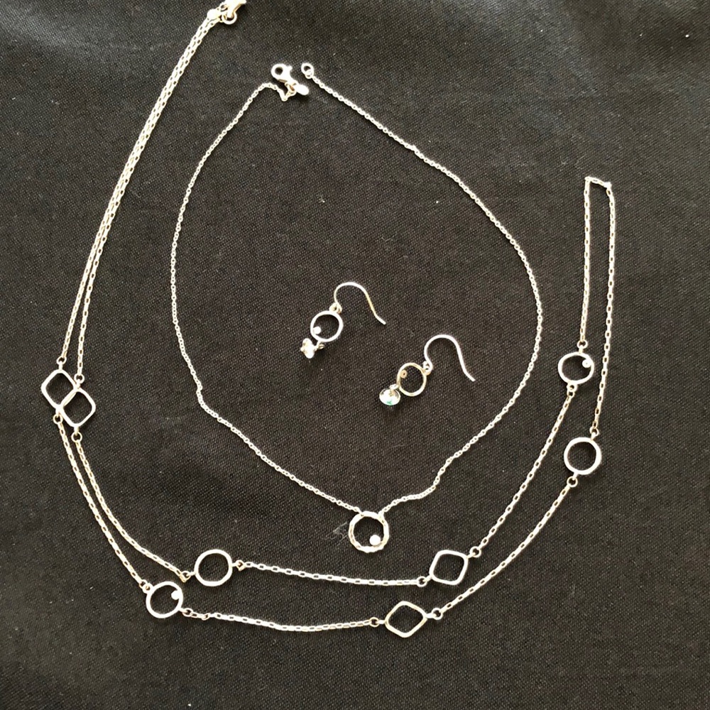 Necklace and earrings set.